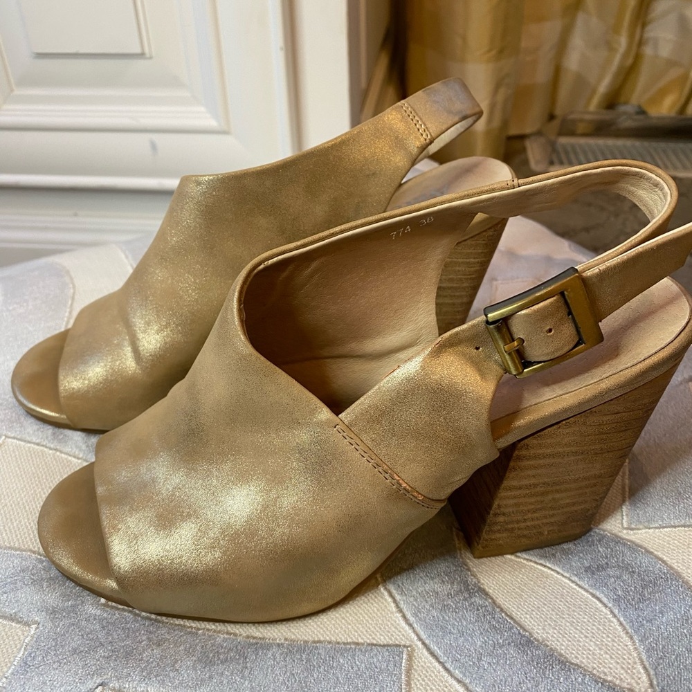 Antelope Gold Metallic leather size 38 8 sling back sandals 774 platform heel